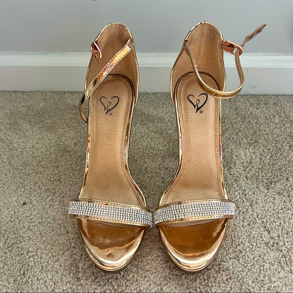 Prestine condition rose gold platform pump with rhinestone